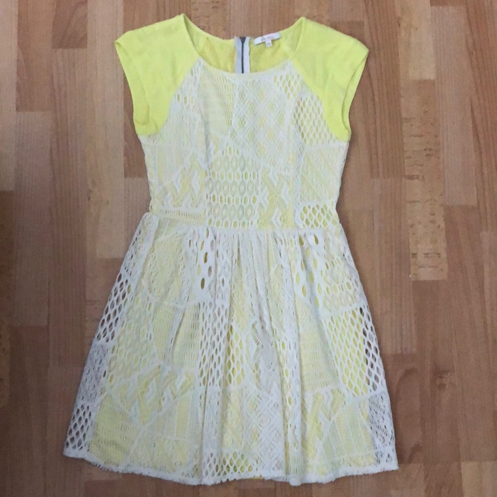 Yellow cap sleeve Ella Moss dress w lace overlay